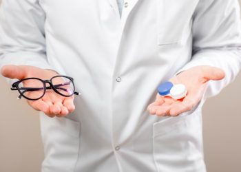 Bài toán giữa Ortho-K so với các phương pháp điều trị tật khúc xạ khác