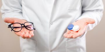 Bài toán giữa Ortho-K so với các phương pháp điều trị tật khúc xạ khác